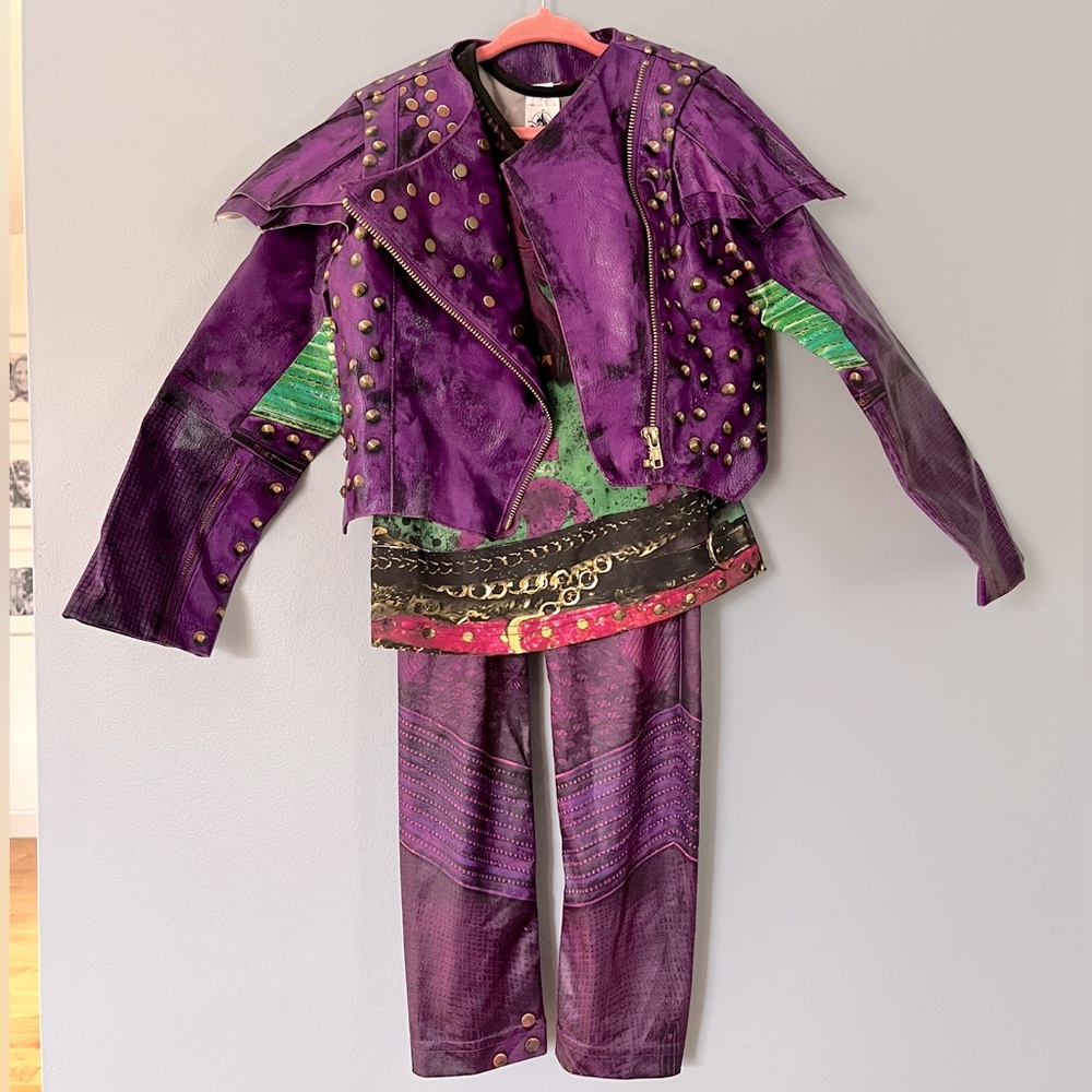 MAL  Disney descendants Complete costume size 5/6 . LIKE NEW!!